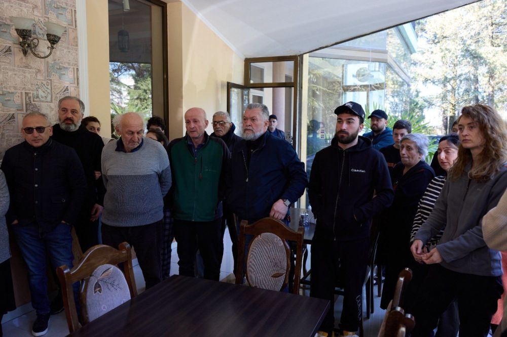 სოფელ კურსებიდან სტიქიას გამოქცეული მოსახლეობა გეოლოგების დასკვნას ელოდება