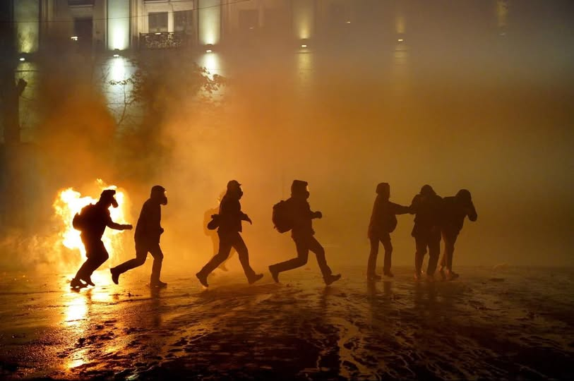 BBC-იმ გამოქვეყნა სტატია, რომლის თანახმად „ქართულმა ოცნებამ“ დემონსტრანტების წინააღმდეგ აკრძალული ქიმიური ნაერთი გამოიყენა