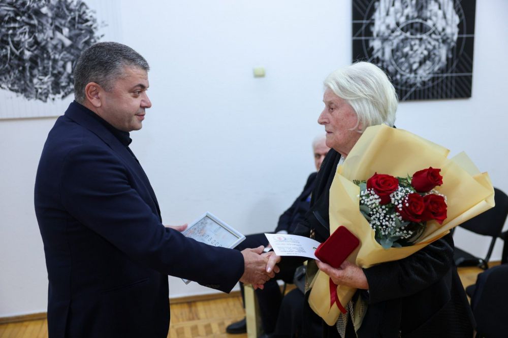 ექვსი ქუთაისელი მასწავლებელი ამაგდარის სამკერდე ნიშნით დააჯილდოვეს