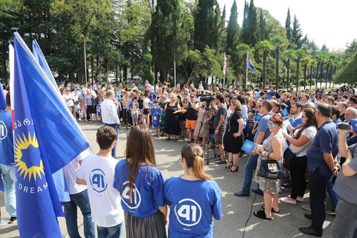 „ქართული ოცნების“ ქუთაისის ორგანიზაციას ადმინისტრაციული რესურსის გამოყენებაში ადანაშაულებენ