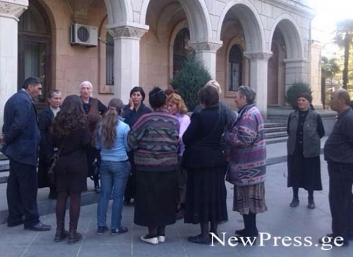 არჩევნების შემდეგ ცხოვრებას არ გვაცლიან – ქუთაისელი გარემოვაჭრეების აქცია მერიის წინ