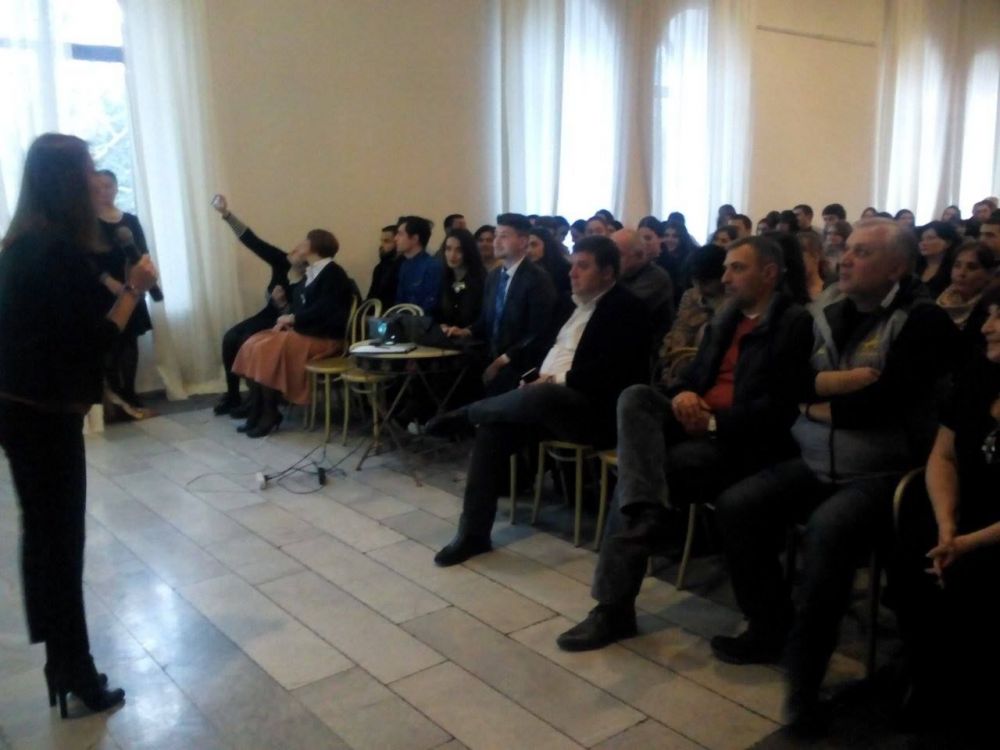 40 წუთიანი მოლოდინი “გრანდიოზული ” ტორტითა და ფოიერვერკით დასრულდა
