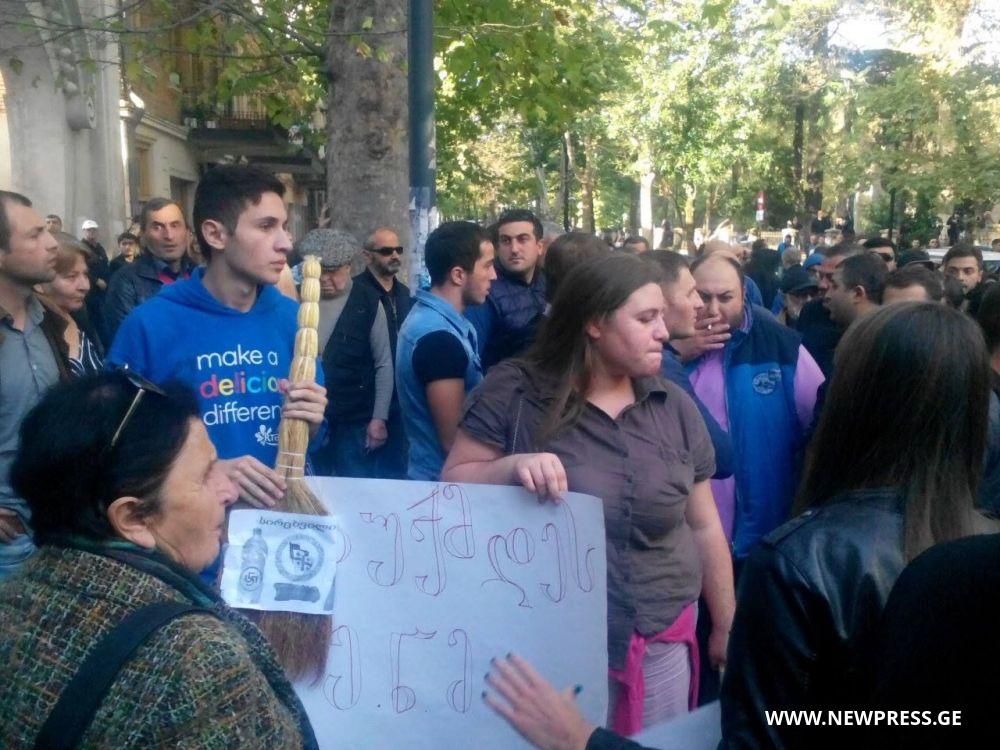 “ნაციონალური მოძრაობის” ოფისის კარზე ცოცხები და ყავარჯნები გააკრეს (ფოტო)