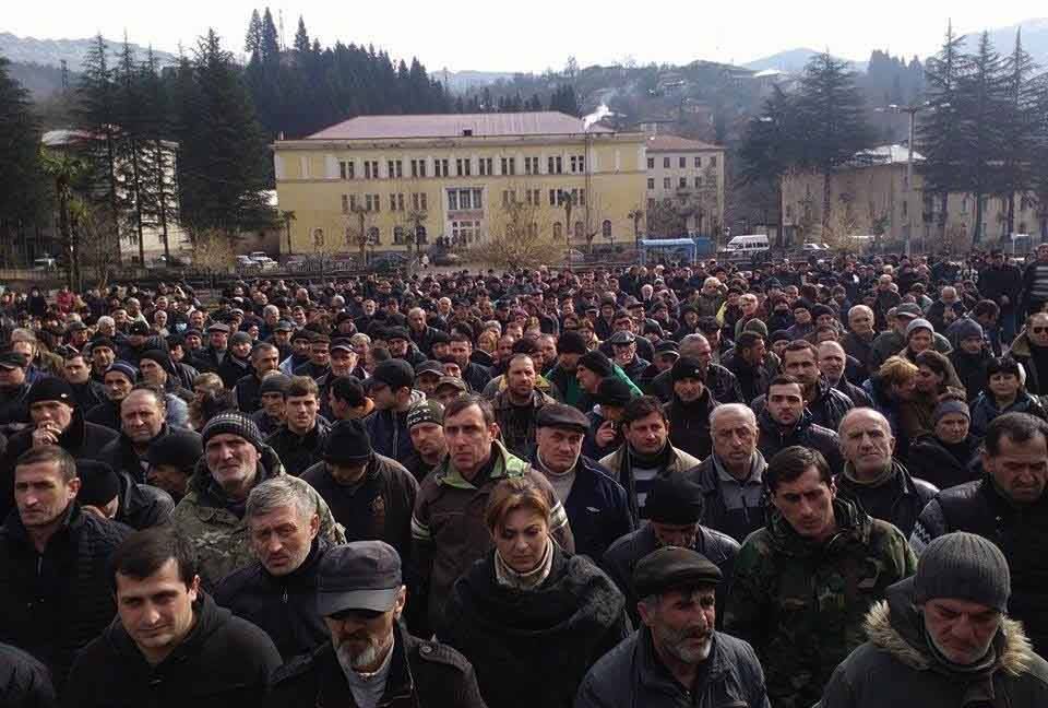 ტყიბულში მეშახტეების გაფიცვა მასშტაბურ აქციაში გადაიზარდა