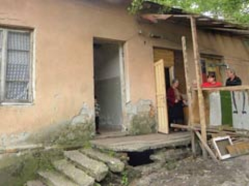 ცხოვრება მუყაოებით შეჭედილ ოთახებში – 16 დევნილი ოჯახი დახმარებას ითხოვს