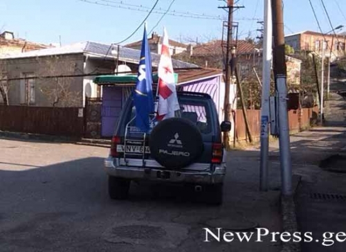 ქუთაისში 22–ე საარჩევნო უბანთან “ქართული ოცნების” დროშებიანი და პლაკატებიანი მანქანა ფიქსირდება