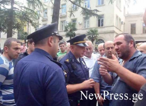 ქუთაისის მერიასთან გაფიცული მძღოლები ავტობუსების გადაყვანას პარლამენტის წინ გეგმავენ