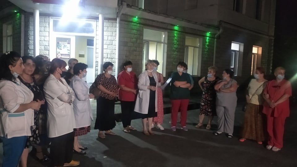 ქუთაისში მესამე სამშობიარო სახლის კოვიდკლინiკად გადაკეთებას აპროტესტებენ