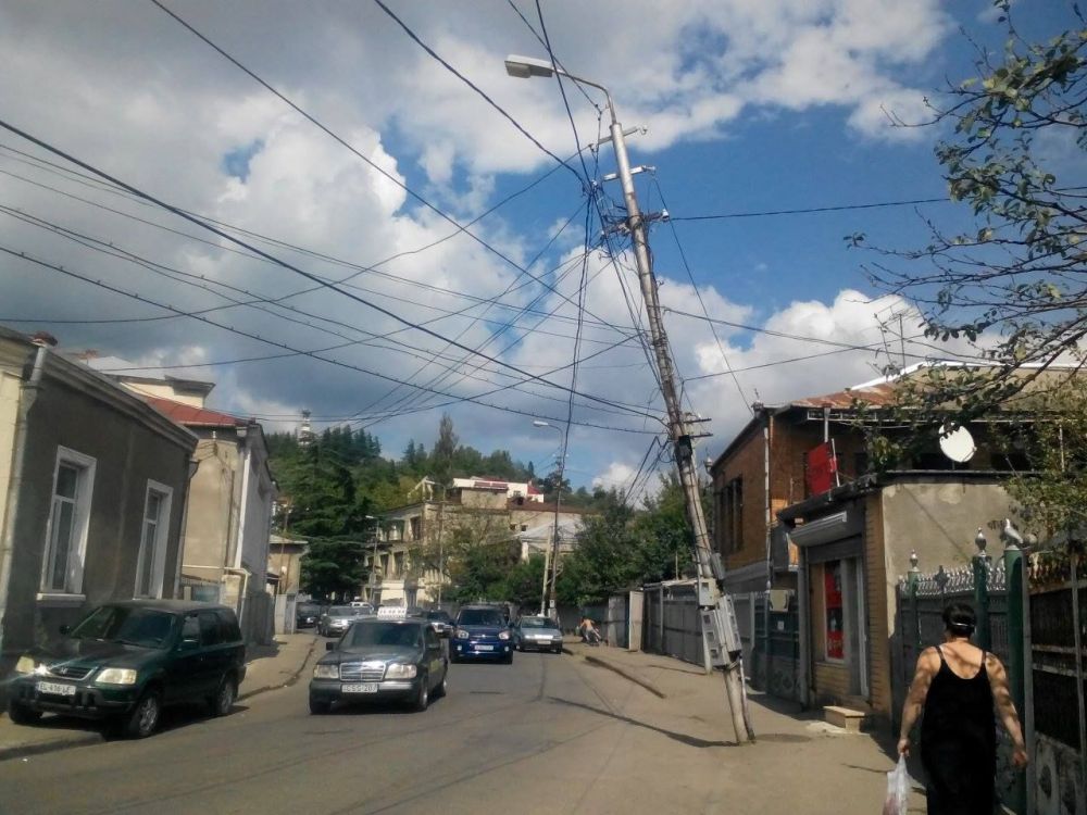 ელექტროგაყვანილობის მოძველებული ბოძები მოსახლეობისთვის საფრთხეს წარმოადგენს