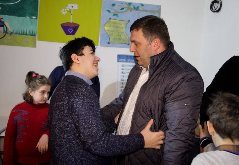 ქუთაისის მერმა ქალაქში არსებულ დღის ცენტრებში საჩუქრები მიიტანა