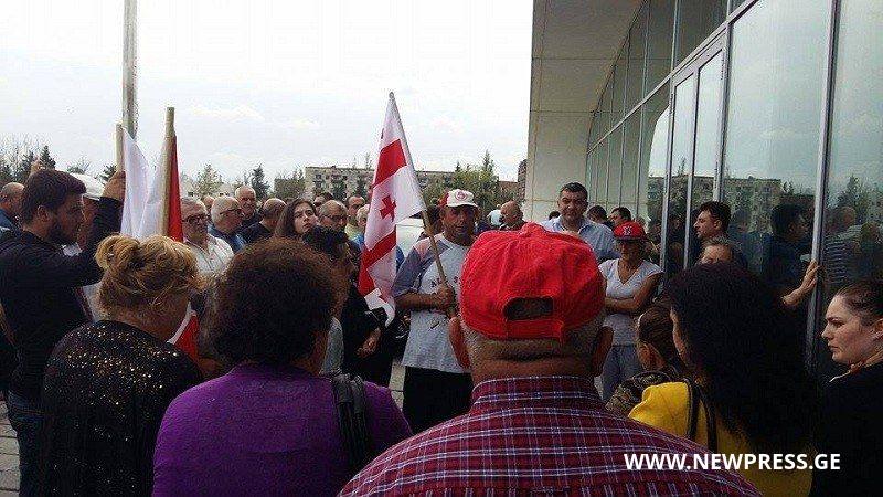 “რუსთავი 2″–ის მხარდასაჭერი აქცია პარლამენტთან