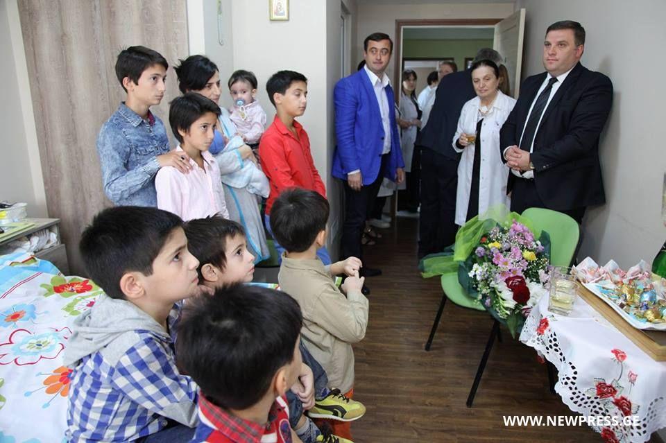 ქუთაისში სასულიერო პირი მეცხრე ვაჟის მამა გახდა