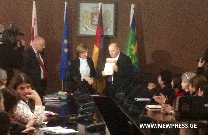 ლევან ბერძენიშვილს “საპატიო ზასტაველის”  დამადასტურებელი სიგელი  გადაეცა