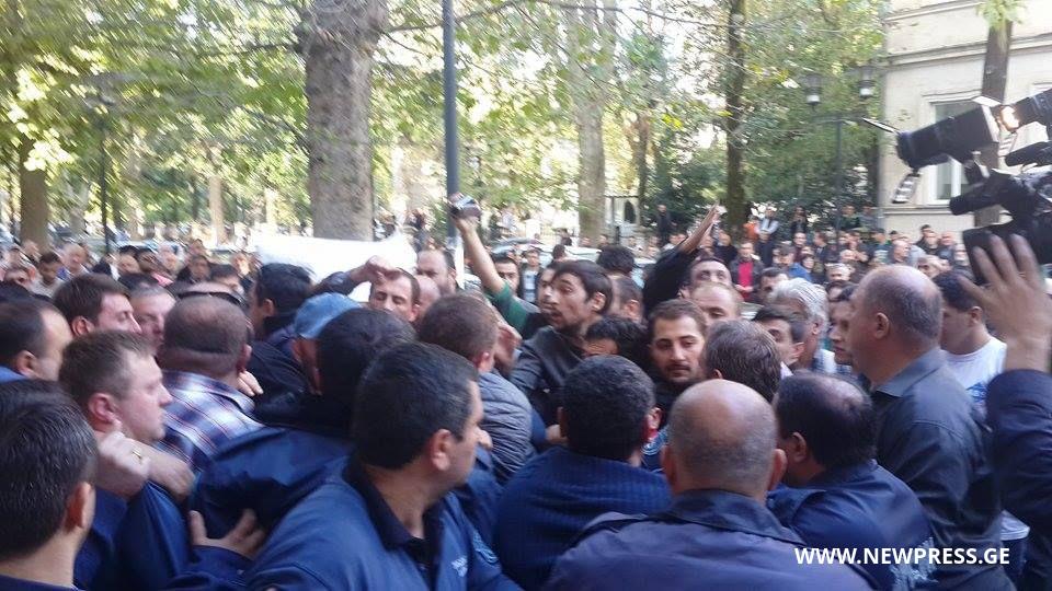 “ქართული ოცნების” აქტივისტები “ნაციონალების” ოფისში შეჭრას ცდილობენ  (ვიდეო)