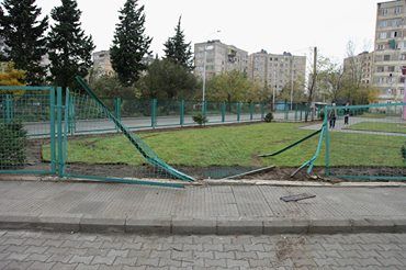ქუთაისში საბავშვო ბაღის ეზოში ავტომობილი შევარდა