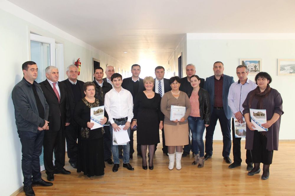 ჟვანიას სკოლაში  საჯარო მოხელეებს სერტიფიკატები  გადასცეს