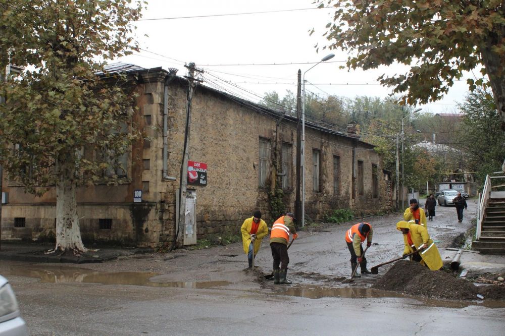 ქუთაისში სტიქიის შედეგებს ებრძვიან