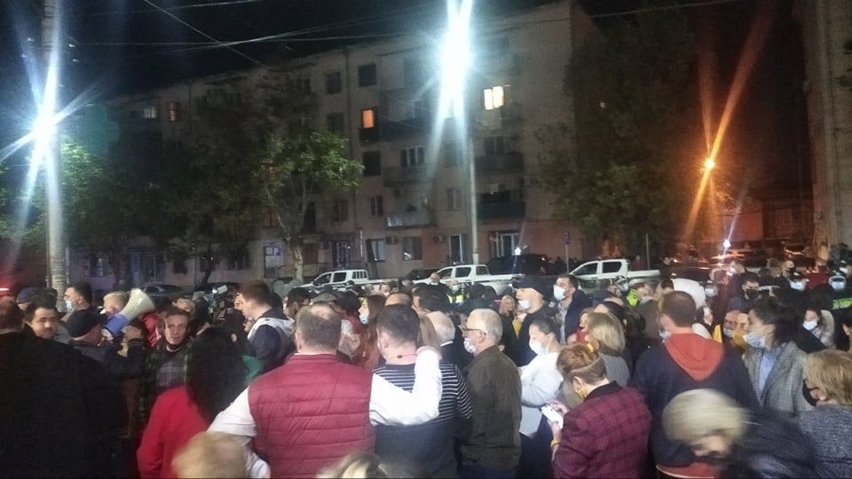 ქუთაისში აქციის მონაწილეებმა საოლქო კომისიაში შეჭრა რამდენჯერმე სცადეს