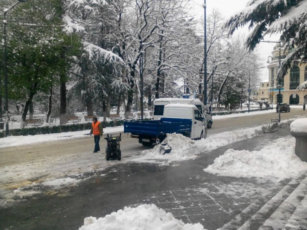 ქუთიასში გზების გაწმენდა ინტენსიურად მიმდინარეობს (ფოტო)