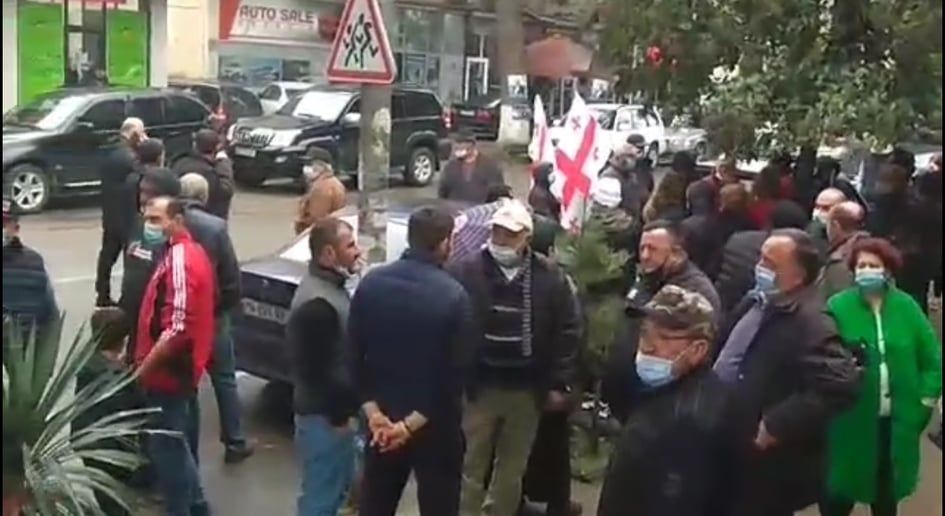 ზესტაფონის საოლქო კომისიასთან ოპოზიციის მხარდამჭერები აქციას მართავენ