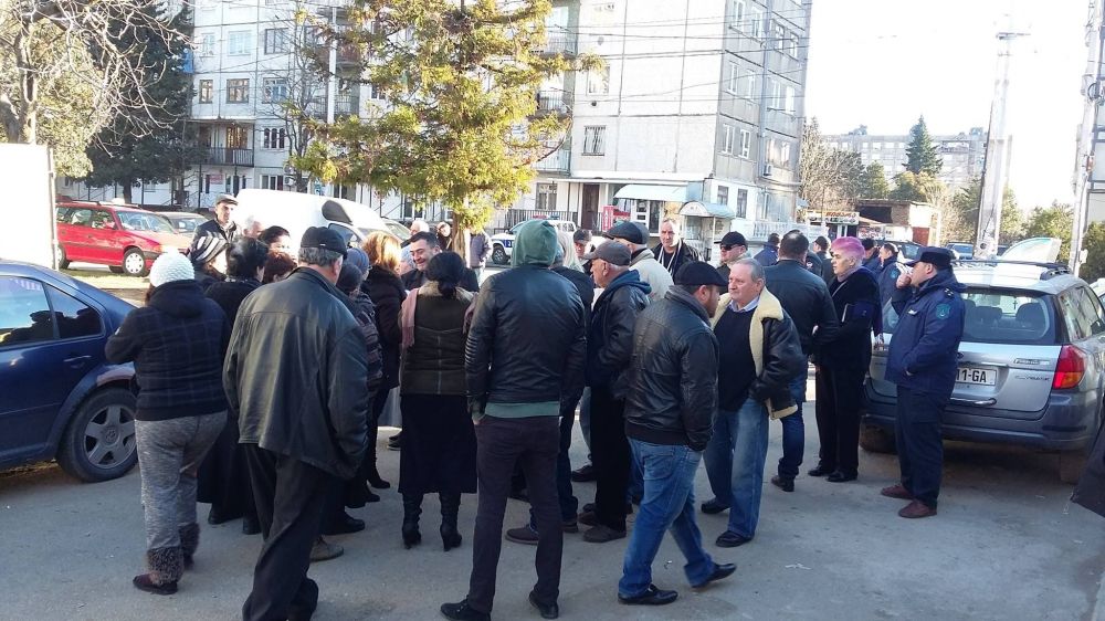ბუხაიძის ქუჩის  მცხოვრებლები სკვერში კორპუსის  მშენებლობას აპროტესტებენ