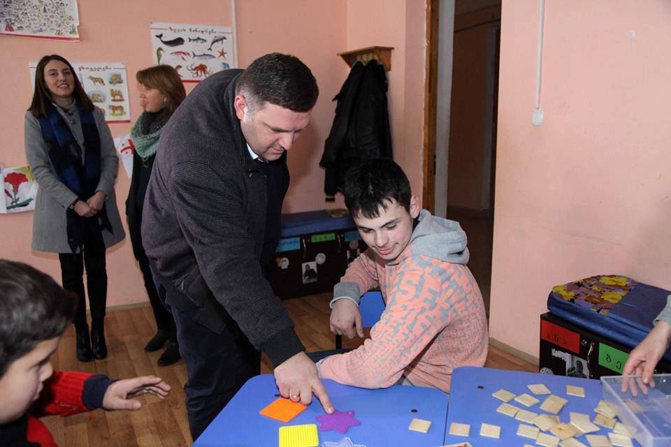 ქუთაისის მერმა დღის ცენტრის ბენეფიციარებს საჩუქრები გადასცა