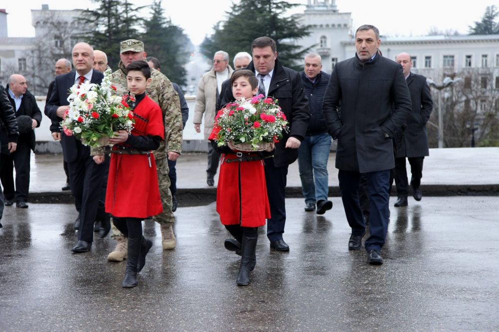 ქუთაისში დავით აღმაშენებლის ძეგლი ყვავილებით შეამკეს