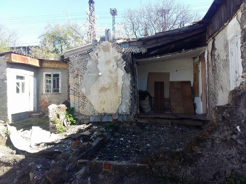 მარტოხელა დედა შვილს გაუსაძლის პირობებში ზრდის (PHOTO)