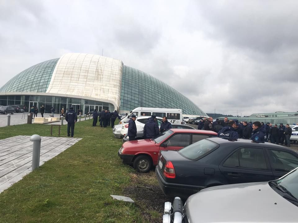 ლგბტ აქტივისტები პარლამენტთან აქციას მართავენ