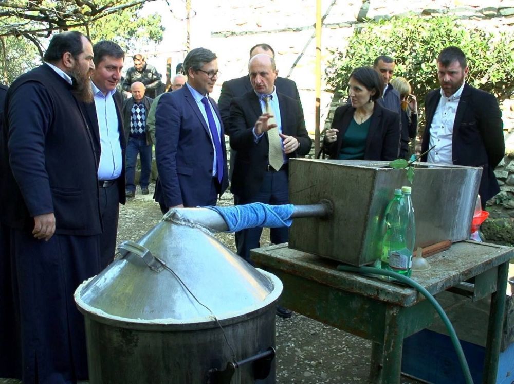 ესტონეთის ელჩმა ვანში  თაფლის მწარმოებელი  კოოპერატივი მოინახულა