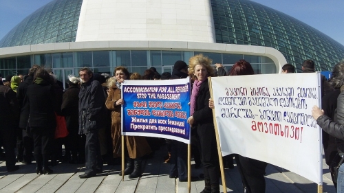 დევნილები ხელისუფლებას დაპირებებს ახსენებენ