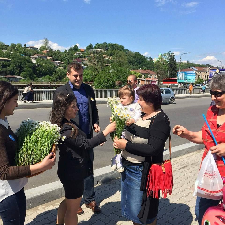 “გირჩის” წევრებმა ქუთაისში გვირილები დაარიგეს