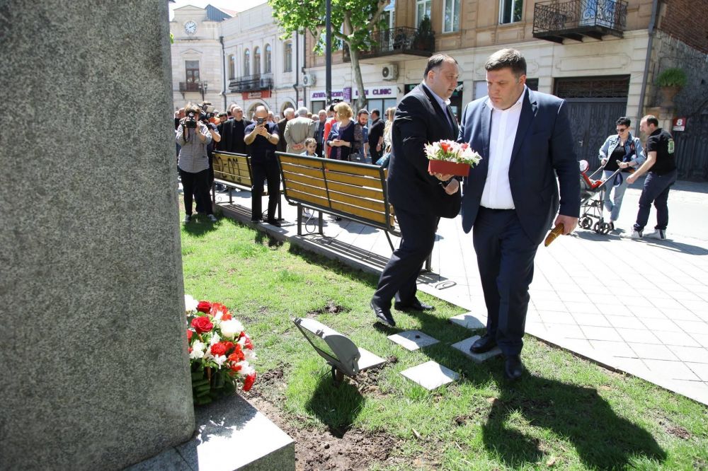ორმაისობას, ტრადიციულად, სამი ოთარის ძეგლი ყვავილებით შეამკეს