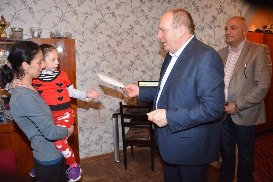 ელისო ბოლქვაძის  კონცერტიდან შემოსული თანხა 8 წლის გოგონას გადაეცა