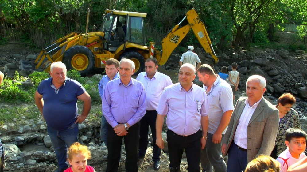 საჩხერეში დაზიანებული გზის აღდგენა მიმდინარეობს