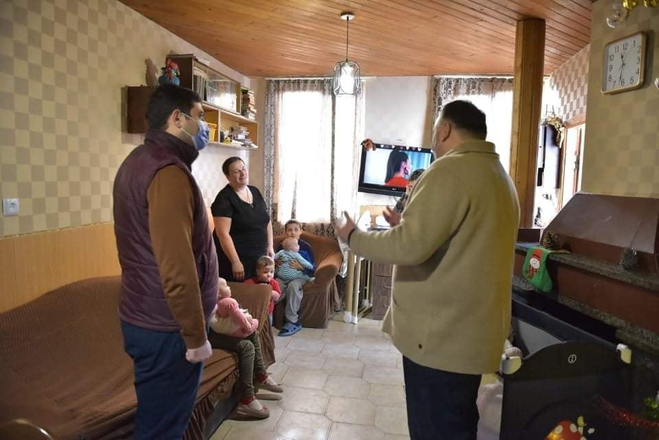 ქუთაისში მრავალშვილიან  ოჯახებს საშობაო ნობათები გადასცეს
