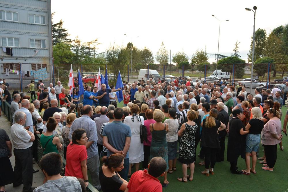 მერაბ ქვარაია ზუგდიდში მე-15 და მე-16 საარჩევნო უბნის მოსახლეობას შეხვდა(R)