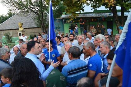 ბოლნისის მაჟორიტარი დეპუტატობის კანდიდატი გოგი მეშველიანი მოსახლეობას ხვდება(R)