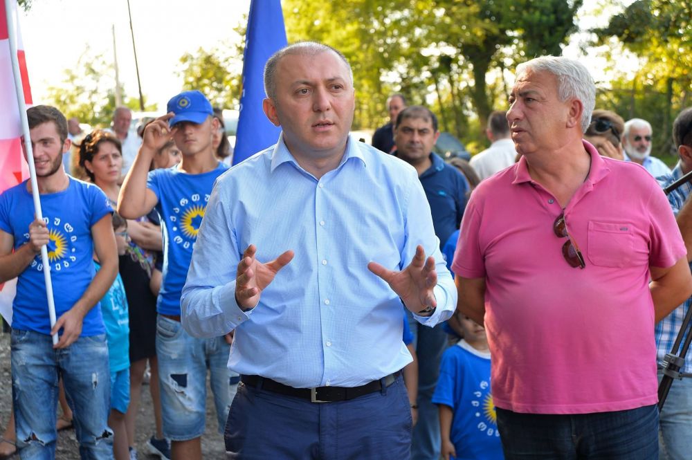 “მე გავხდები შუამავალი ხელისუფლებასა და ხალხს შორის” (R)