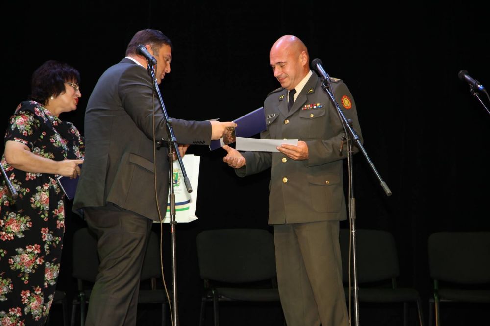 სკოლიდან სცენაზე და სიმბოლური საჩუქრები წარმატებულ მასწავლებლებს