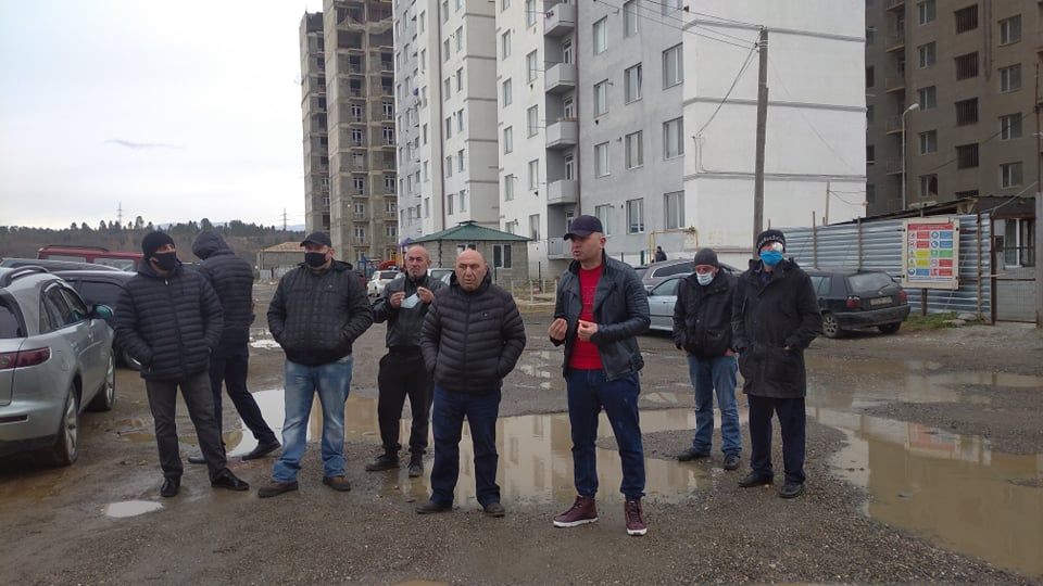 ქუთაისში დევნილებისთვის მშენებარე კორპუსზე დასაქმებულებმა აქცია გამართეს
