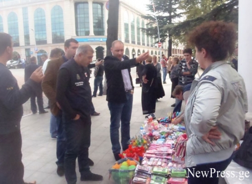 სიტყვიერი დაპირისპირება ქუთაისის ცენტრში – რა ხდება ბერას კონცერტის დაწყებამდე