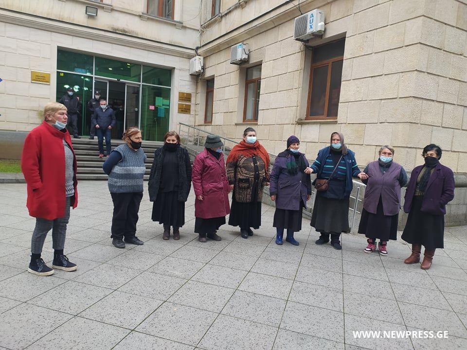 ყოჩივარდების გაყიდვით გადასახადს ვერ გადავიხდით! – ყვავილებით მოვაჭრეების აქცია ქუთაისის მერიასთან