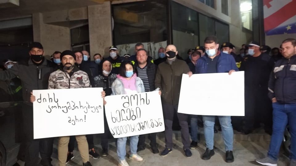 დაკავებულების გათავისუფლების მოთხოვნით აქტივისტები “ქართული ოცნების” ოფისთან მივიდნენ