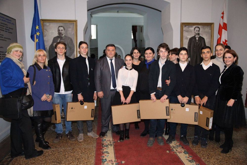 ქუთაისელ წარჩინებულ მოსწავლეებს პერსონალური კომპიუტერები გადაეცათ