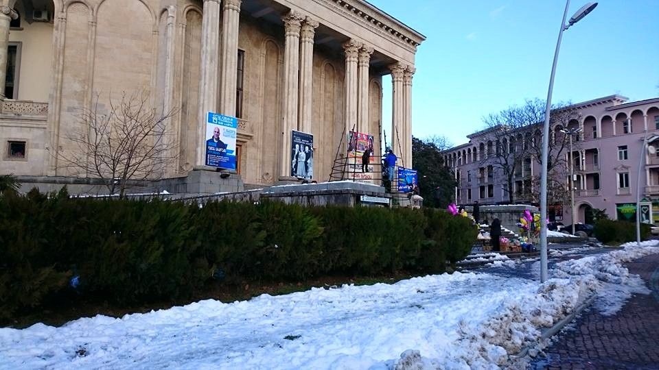 ქუთაისში მთავარ ნაძვის ხეს აწყობენ