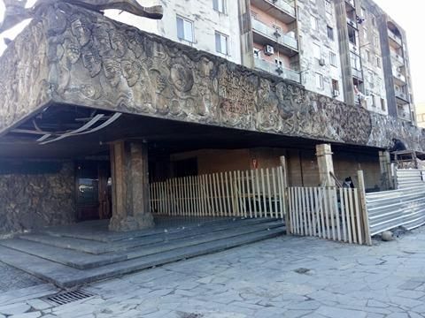 რუსთაველზე ყოფილი „ქორწინების სახლის“ ფასადს ანგრევენ