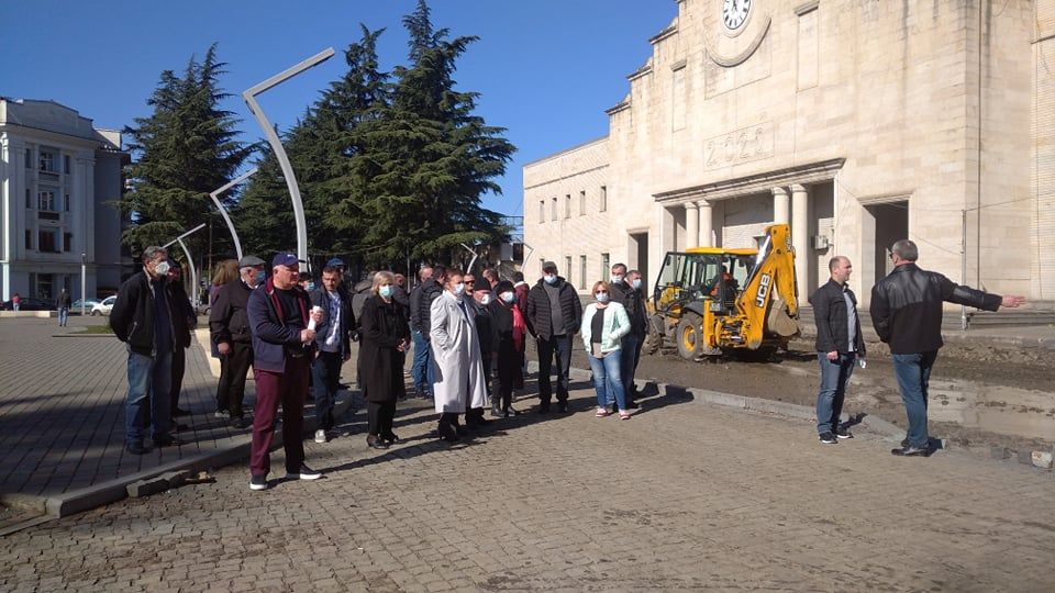 ზესტაფონში მოსახლეობა გაჭიანურებულ საგზაო სამუშაოებს აპროტესტებს
