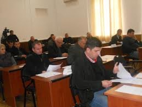 სამტრედიის საკრებულოში შეჭრილი “ოცნების” აქტივისტები შენობის დატოვებას არ აპირებენ