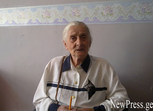 79 წლის პედაგოგი სკოლის დირექტორს დევნაში ადანაშაულებს